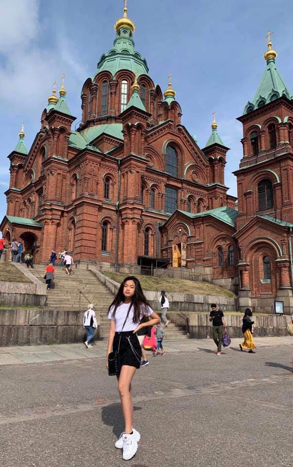 Hai con gái nhà Mỹ Lệ: 13,14 tuổi đã sở hữu đôi chân siêu mẫu, thành thạo 5 thứ tiếng ảnh 9 "vuot mat" me, hai cong chua nha my le chi moi 13,14 tuoi da so huu doi chan sieu mau - 11