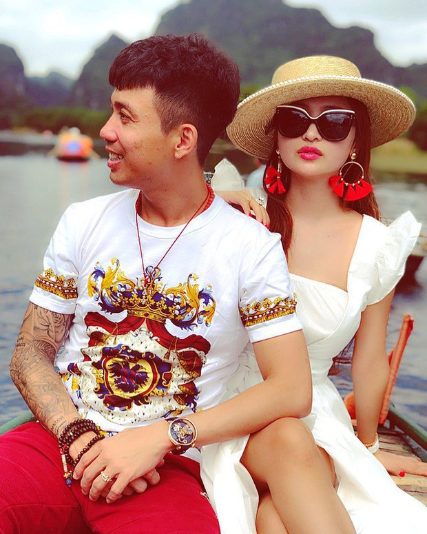 Đưa vợ đi du lịch, Minh Nhựa khẳng định độ giàu vô đối không "thánh" photoshop nào ghép được ảnh 6 Đưa vợ đi du lịch sau lùm xùm mượn ảnh, Minh Nhựa khẳng định độ giàu với đồng hồ triệu đô và túi xách bạch tạng không thánh photoshop nào ghép được-7