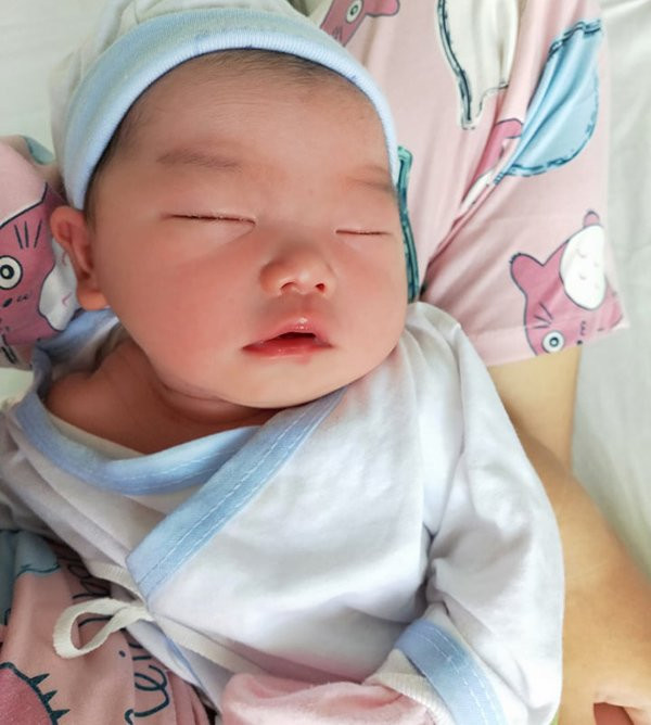 Em bé Bình Phước chào đời, bác sĩ nhìn vào miệng liền thốt lên đầy ngạc nhiên ảnh 3 em be binh phuoc chao doi, bac si nhin vao mieng lien thot len day ngac nhien - 4