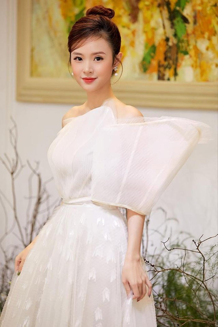 Style dịu dàng nữ tính, hở vừa đủ khoe vai thon của Midu ảnh 4 Style dịu dàng nữ tính, hở vừa đủ khoe vai thon của Midu ảnh 4