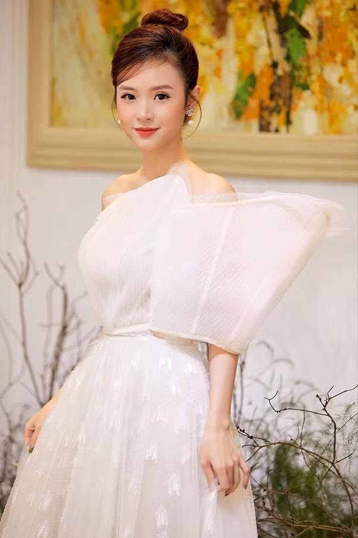 Style dịu dàng nữ tính, hở vừa đủ khoe vai thon của Midu ảnh 4