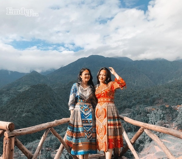 Hai chị em diện đồ đôi chụp ảnh đẹp như mơ ở Sa Pa ảnh 8 Cuộc đời phải có một cô em gái để cùng nhau diện đồ đôi đẹp như mơ đến Sa Pa du lịch