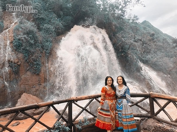 Hai chị em diện đồ đôi chụp ảnh đẹp như mơ ở Sa Pa ảnh 9 Cuộc đời phải có một cô em gái để cùng nhau diện đồ đôi đẹp như mơ đến Sa Pa du lịch