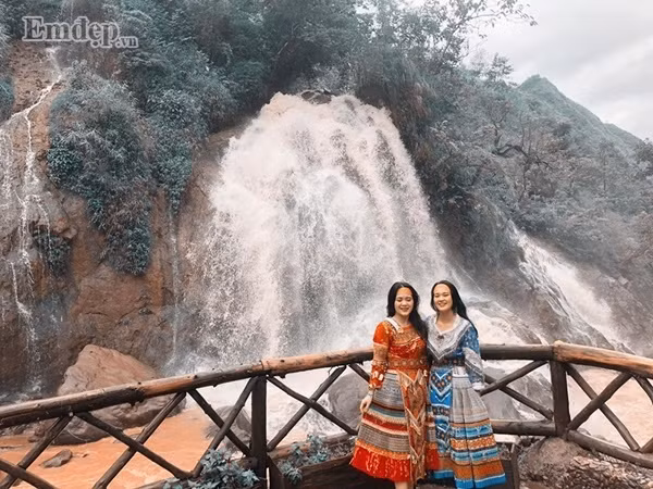 Cuộc đời phải có một cô em gái để cùng nhau diện đồ đôi đẹp như mơ đến Sa Pa du lịch