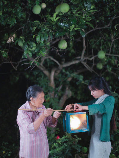 Tử Thất và bà nội làm đèn lồng đón Trung thu. Ảnh: Weibo. Tử Thất và bà nội làm đèn lồng đón Trung thu. Ảnh: Weibo.