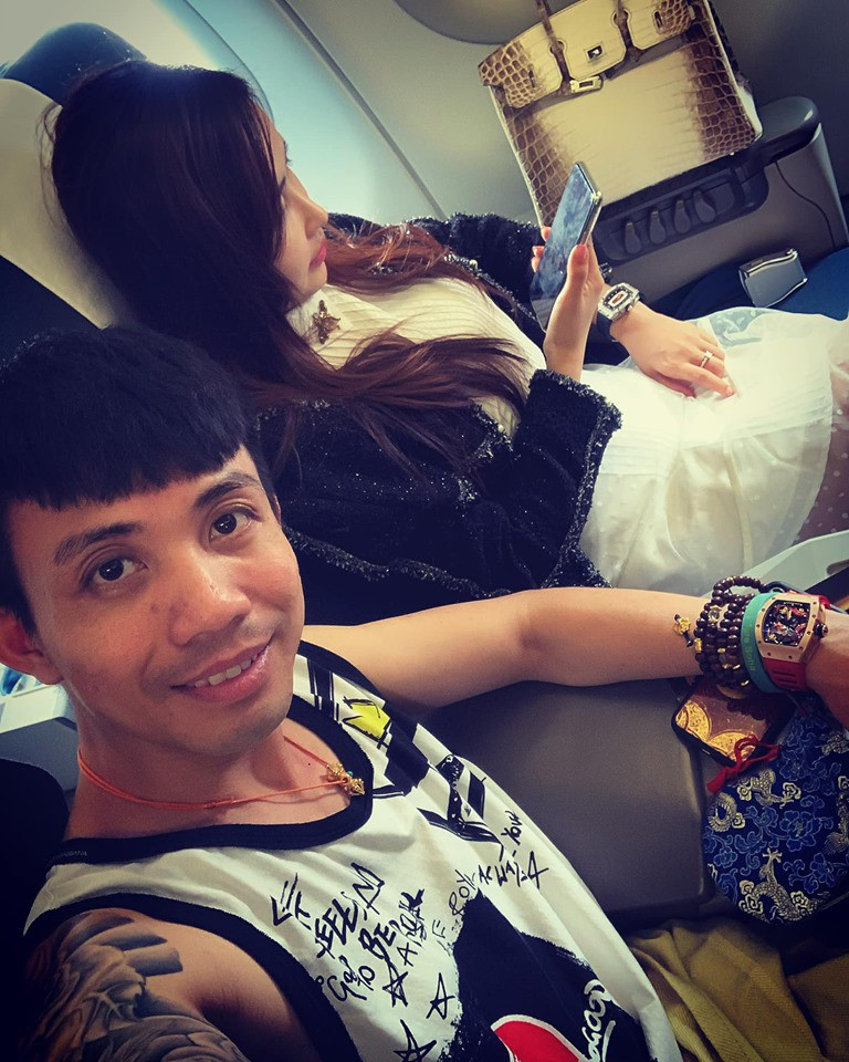 Đưa vợ đi du lịch, Minh Nhựa khẳng định độ giàu vô đối không "thánh" photoshop nào ghép được ảnh 2 Đưa vợ đi du lịch sau lùm xùm mượn ảnh, Minh Nhựa khẳng định độ giàu với đồng hồ triệu đô và túi xách bạch tạng không thánh photoshop nào ghép được-3