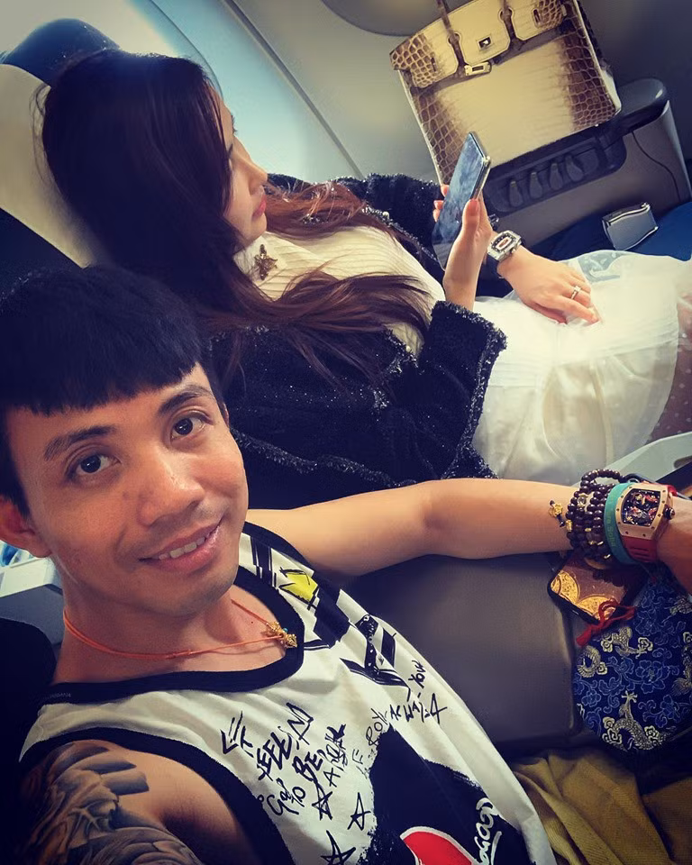 Đưa vợ đi du lịch sau lùm xùm mượn ảnh, Minh Nhựa khẳng định độ giàu với đồng hồ triệu đô và túi xách bạch tạng không thánh photoshop nào ghép được-3