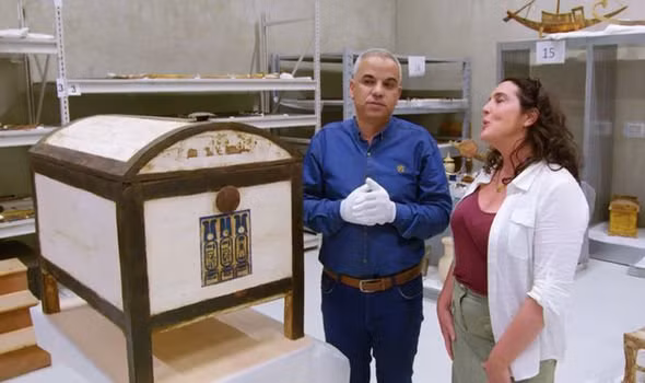 mo chiec hop bi an trong lang mo hoang de ai cap, phat dieu dieu bat ngo hinh anh 2