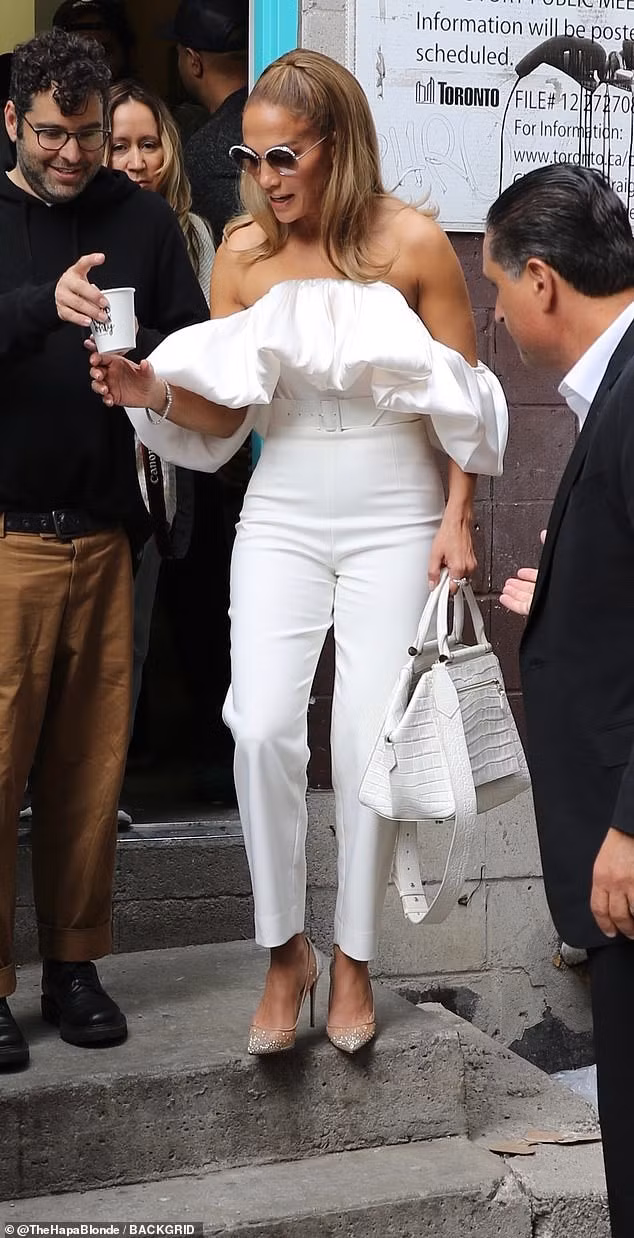 Jennifer Lopez trẻ đẹp khó tin ở tuổi 50 - ảnh 3