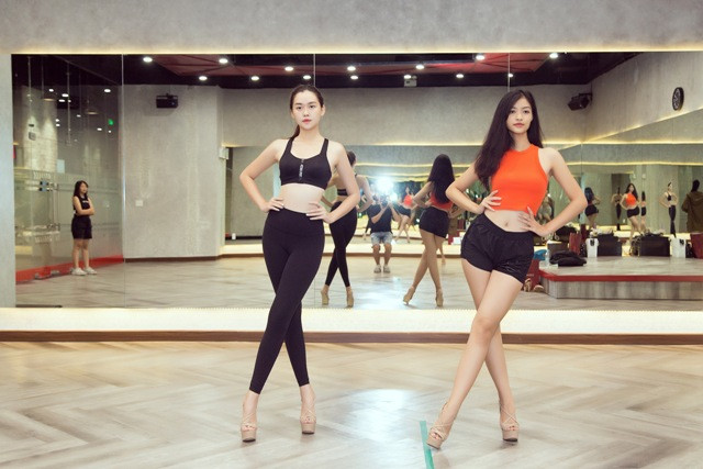 Á hậu Tường San và Kiều Loan cùng nhau tập luyện.