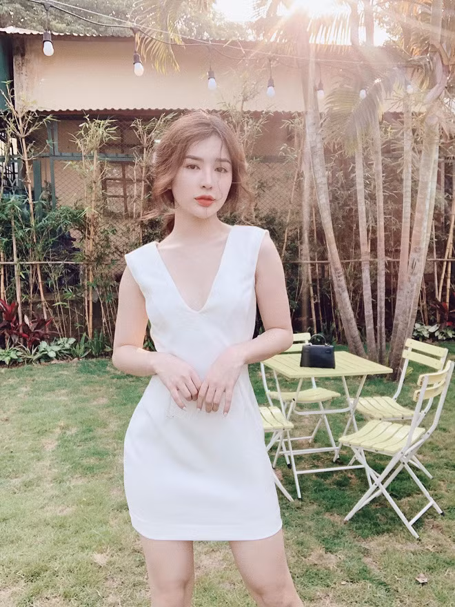 Chăm chỉ ngồi rửa đống chén bát “siêu to khổng lồ”, cô gái trẻ khiến các anh chàng lao đao vì nhan sắc xinh đẹp - Ảnh 2.