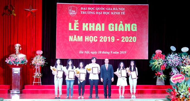 6 thủ khoa xuất của 6 ngành đào tạo.