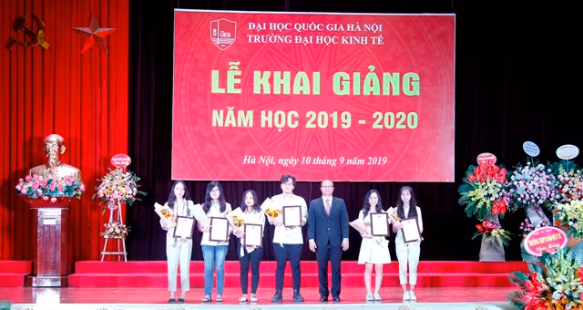 6 thủ khoa xuất của 6 ngành đào tạo.