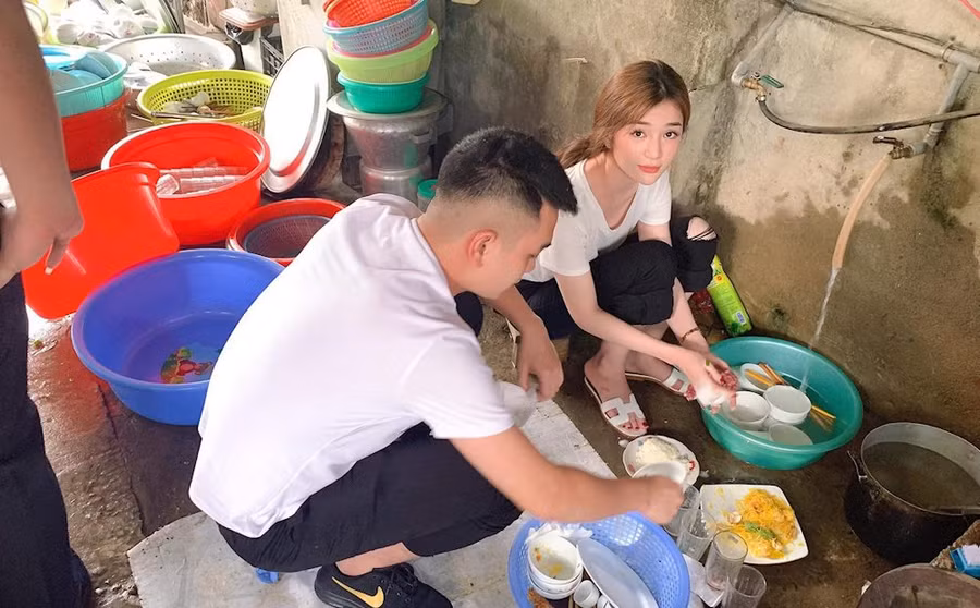 Cộng đồng mạng bị thu hút bởi bức ảnh chụp lại một thiếu nữ đang ngồi rửa bát.