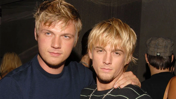 Nick Carter (trái) và Aaron Carter thời điểm thân thiết.