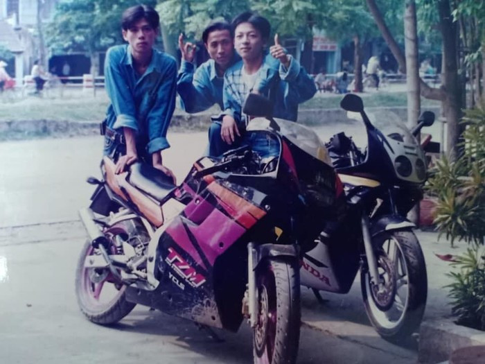 Trầm trồ loạt ảnh "thời ấy của bố mẹ Rich Kid" không kém “dân chơi thứ thiệt bây giờ“ ảnh 2 Không hiếm để bắt gặp những chiếc xe “phân khối lớn” vào thời ấy ở Hà Thành