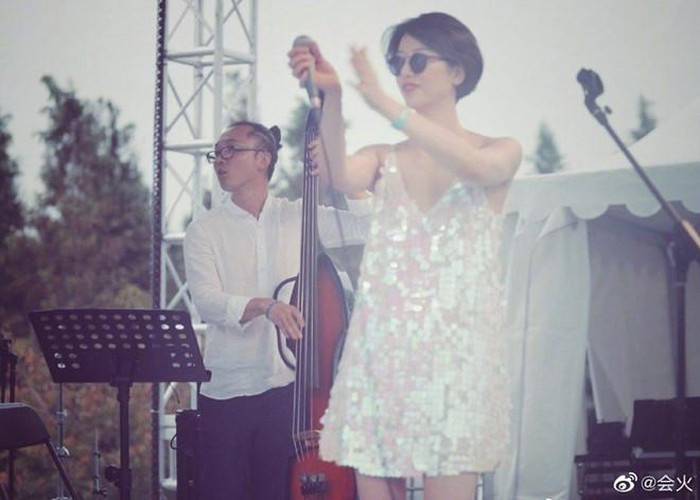 Nhan sắc, thần thái bạn gái của Lý Á Bằng không kém cạnh Vương Phi ảnh 2