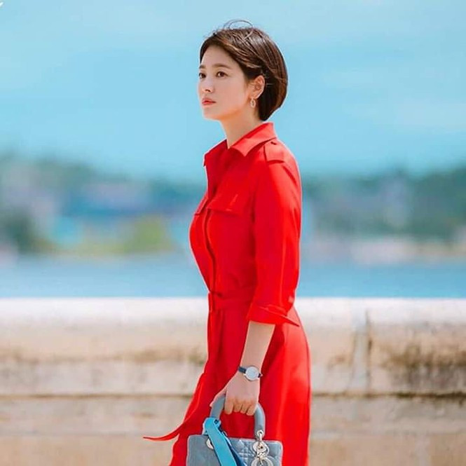 Song Hye Kyo kẻ mắt mèo, khoe chân thon quá đỗi gợi cảm ảnh 10 Song Hye Kyo khoe chân thon dáng nuột nà trong loạt ảnh quảng cáo mới. - ảnh 10