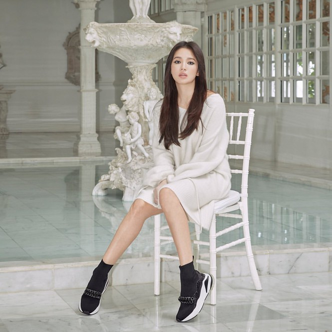 Song Hye Kyo kẻ mắt mèo, khoe chân thon quá đỗi gợi cảm ảnh 8 Song Hye Kyo khoe chân thon dáng nuột nà trong loạt ảnh quảng cáo mới. - ảnh 8