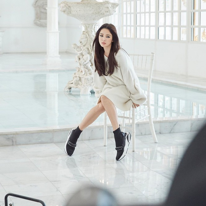 Song Hye Kyo kẻ mắt mèo, khoe chân thon quá đỗi gợi cảm ảnh 9 Song Hye Kyo khoe chân thon dáng nuột nà trong loạt ảnh quảng cáo mới. - ảnh 9
