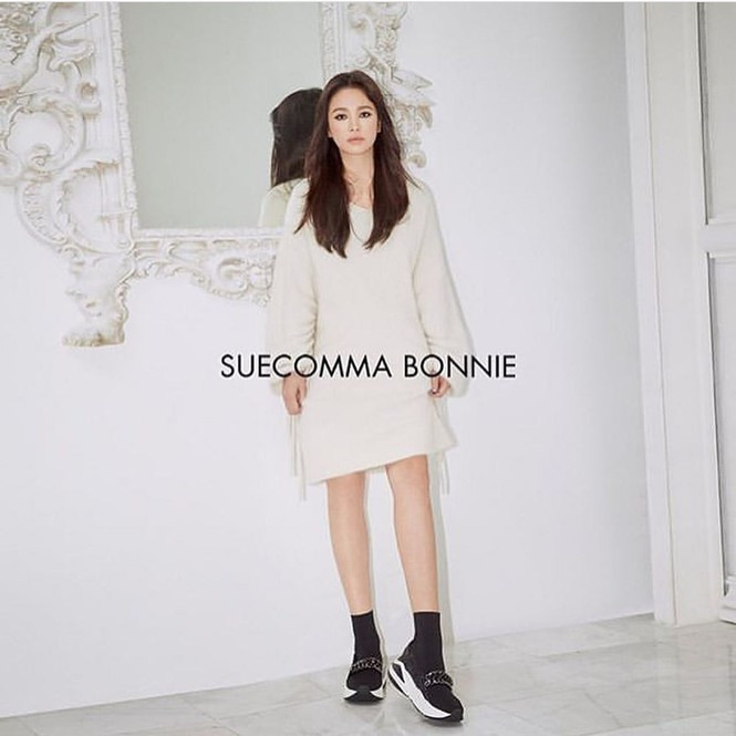 Song Hye Kyo kẻ mắt mèo, khoe chân thon quá đỗi gợi cảm ảnh 7 Song Hye Kyo khoe chân thon dáng nuột nà trong loạt ảnh quảng cáo mới. - ảnh 7