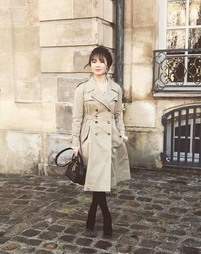 Những khoảnh khắc thời trang quá đẹp của Song Hye Kyo khiến fan "ngất lịm" ảnh 3