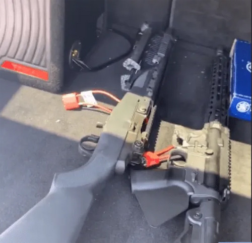 Aaron khoe mua 4 khẩu súng trên Instagram.