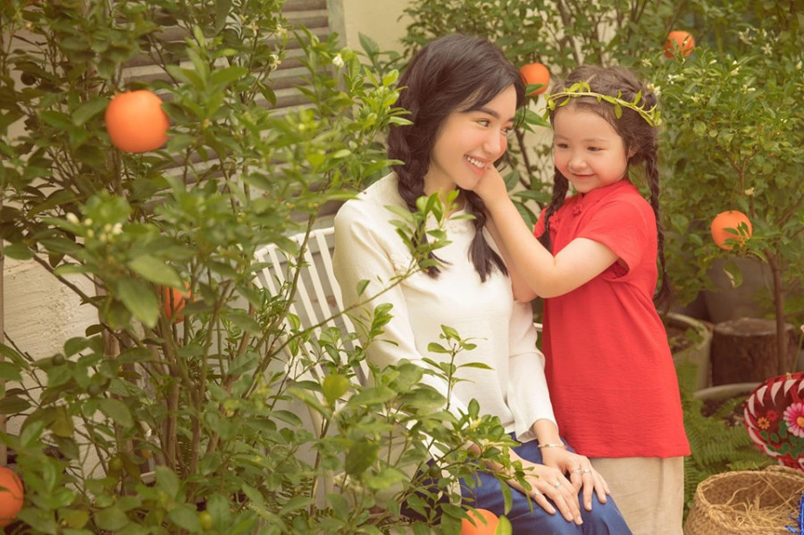 Phát hiện điều “lạ” trong bộ ảnh Tết Trung thu của 2 thiên thần nhỏ nhà Elly Trần ảnh 4 Empty