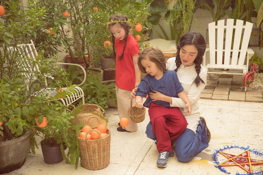 Phát hiện điều “lạ” trong bộ ảnh Tết Trung thu của 2 thiên thần nhỏ nhà Elly Trần ảnh 2 Empty