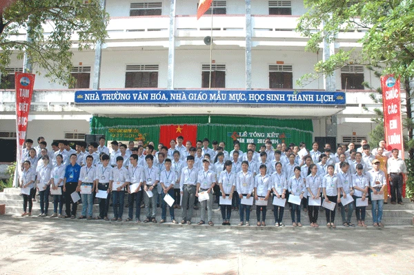  Lễ trao thưởng học sinh giỏi năm học 2013-2014 của trường THPT Quỳ Hợp 1.( ảnh lấy từ trang web điện tử của trường )