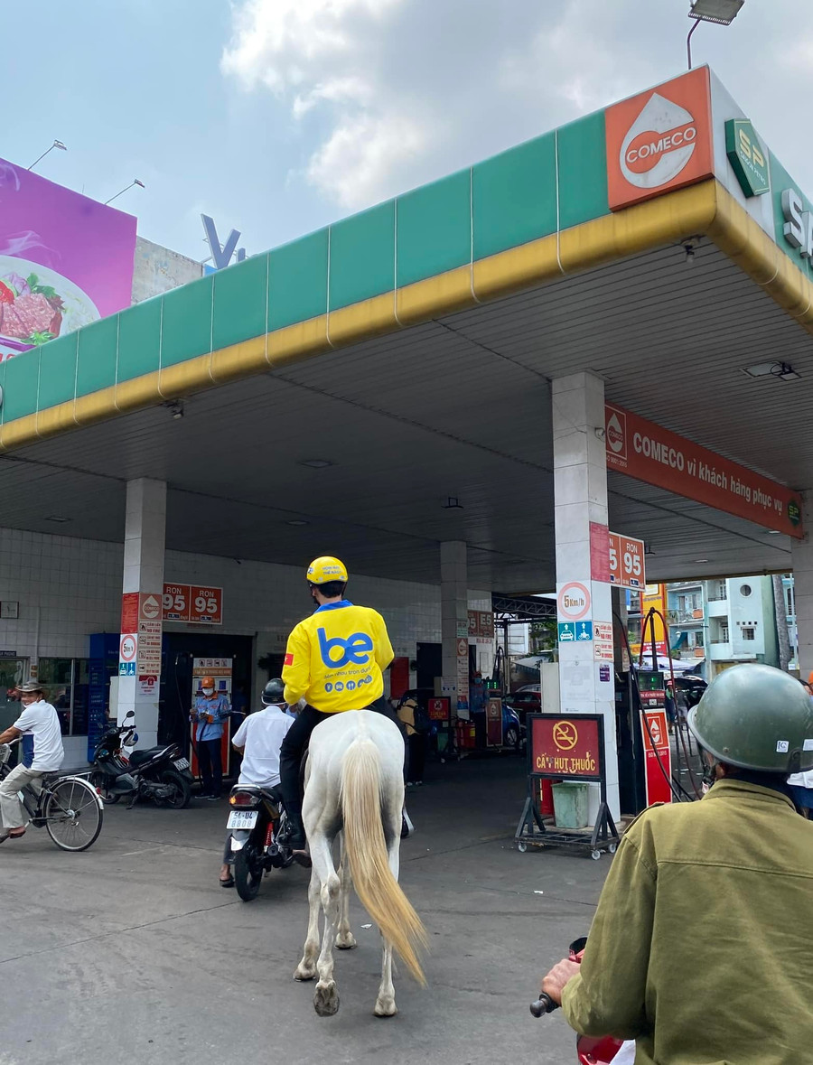 Mạng xã hội xôn xao hình ảnh thanh niên mặc áo Be cưỡi ngựa trên đường.