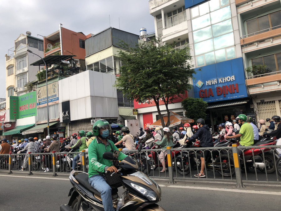Giao thông qua khu vực gặp rất nhiều khó khăn. Giao thông qua khu vực gặp rất nhiều khó khăn.