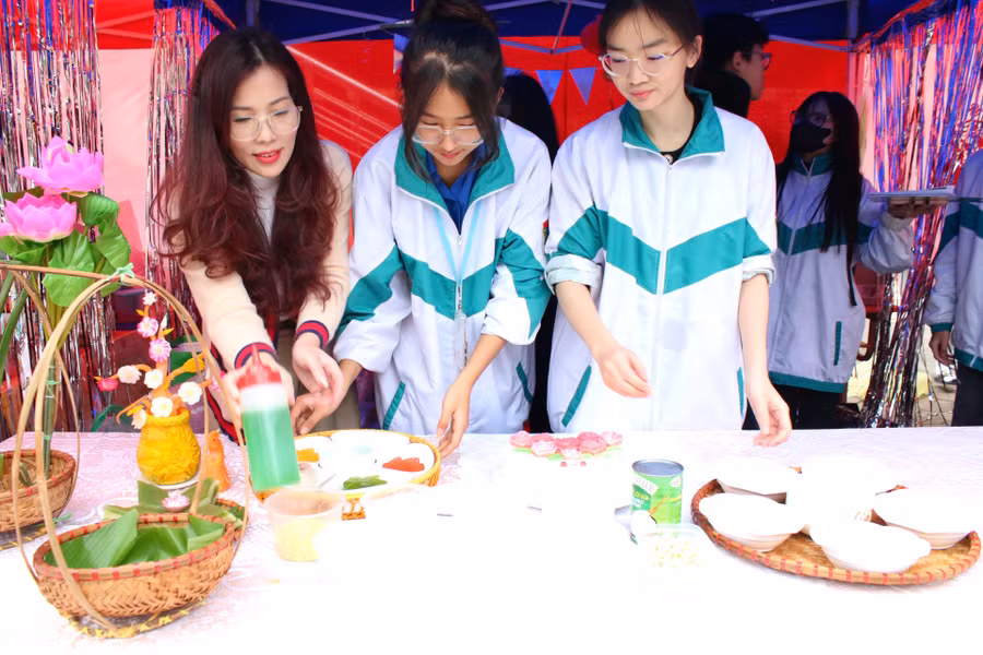 Các em học sinh hào hứng tham gia các hoạt động tại chương trình.