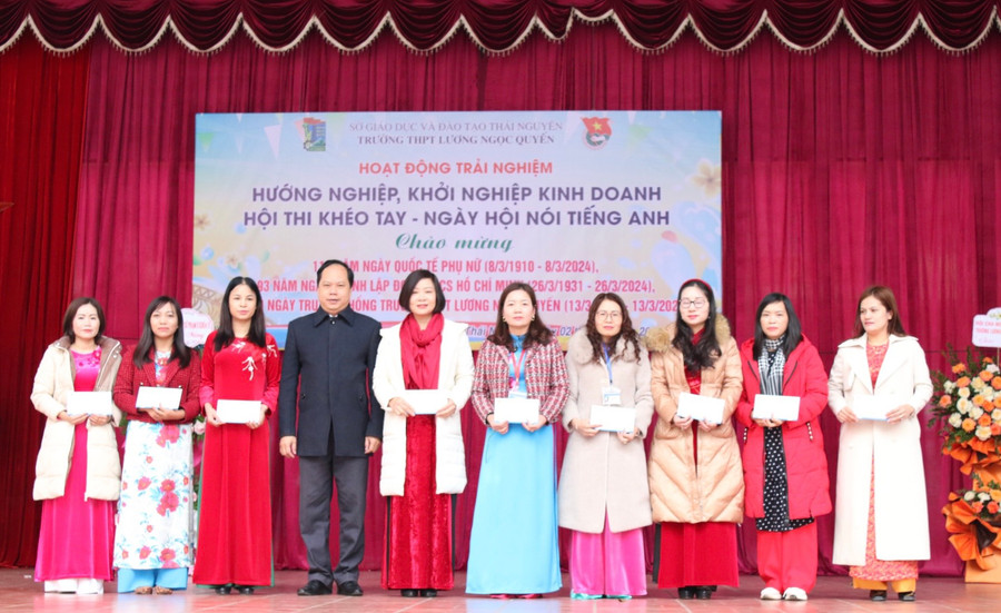 Dịp này, trường THPT Lương Ngọc Quyến cũng khen thưởng 12 nữ cán bộ giáo viên xuất sắc tiêu biểu trong phong trào thi đua “Giỏi việc trường, đảm việc nhà”. Dịp này, trường THPT Lương Ngọc Quyến cũng khen thưởng 12 nữ cán bộ giáo viên xuất sắc tiêu biểu trong phong trào thi đua “Giỏi việc trường, đảm việc nhà”.