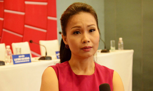 Ca sĩ Cẩm Ly tin vào sức sống tự thân, bền vững của dòng nhạc dân ca, cổ truyền. Ca sĩ Cẩm Ly tin vào sức sống tự thân, bền vững của dòng nhạc dân ca, cổ truyền.