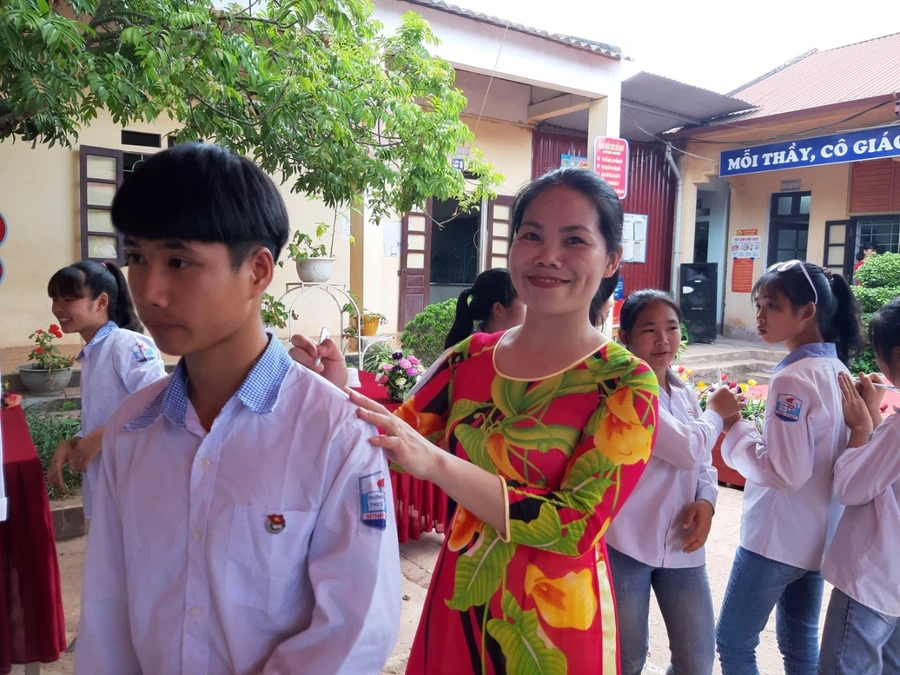 Cô giáo Đàng Thị Thỏa bên các học trò.