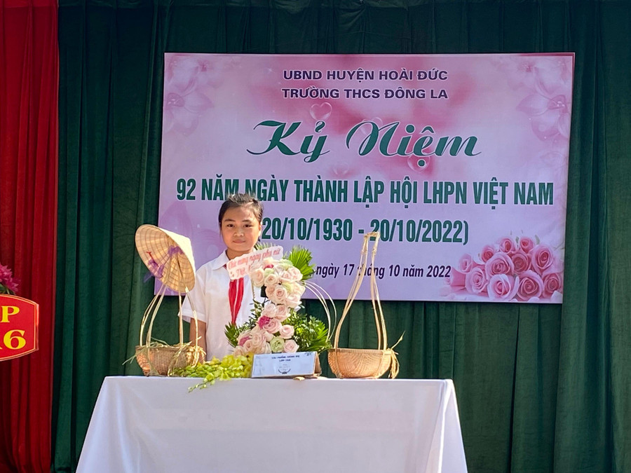 Em Nguyễn Thị Giang đến từ lớp 7A6 Trường THCS Đông La thuyết trình phần thi cắm hoa với tên gọi "Gánh mẹ" thể hiện sự tri ân với bao nỗi vất vả của mẹ dành cho con. Em Nguyễn Thị Giang đến từ lớp 7A6 Trường THCS Đông La thuyết trình phần thi cắm hoa với tên gọi "Gánh mẹ" thể hiện sự tri ân với bao nỗi vất vả của mẹ dành cho con.