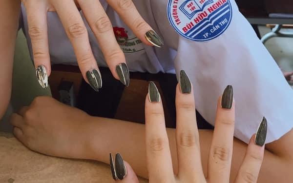 Không khí Tết đang tràn vào từng ngõ ngách, bằng chứng là móng tay cũng được tỉa tót từ hạt hướng dương. Không khí Tết đang tràn vào từng ngõ ngách, bằng chứng là móng tay cũng được tỉa tót từ hạt hướng dương.