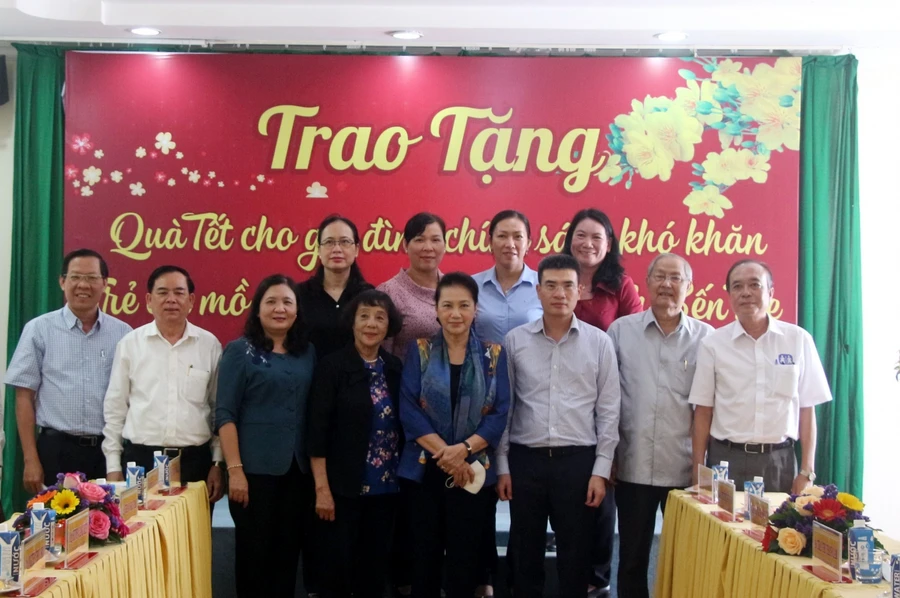 Đoàn công tác của Chủ tịch Quốc Hội Nguyễn Thị Kim Ngân chụp với lãnh đạo tỉnh Bến Tre. 