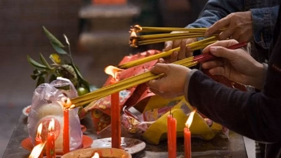 Cúng chạp mộ cuối năm mời gia tiên về ăn Tết cần chuẩn bị gì?