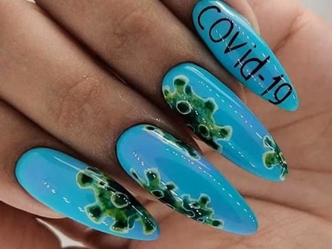 Một mẫu nail khác cổ động tinh thần chống dịch của Việt Nam.