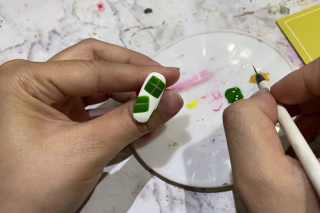 Vẽ nail hình bánh chưng xanh độc đáo. Vẽ nail hình bánh chưng xanh độc đáo.