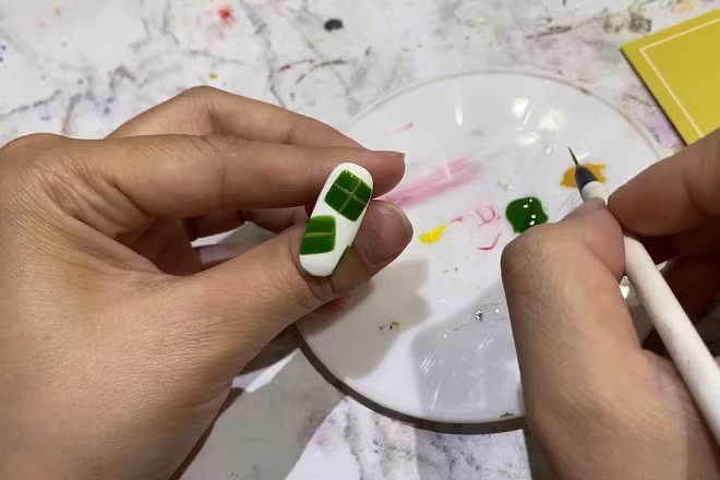 Vẽ nail hình bánh chưng xanh độc đáo.