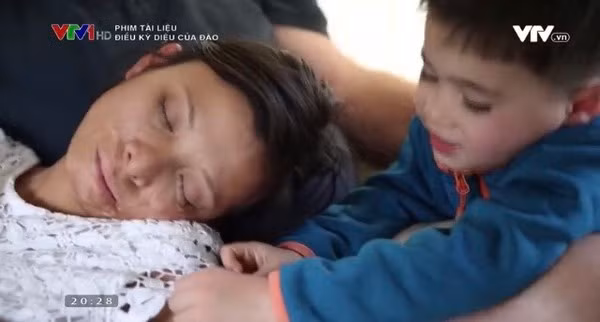 Cậu bé rất yêu thương mẹ mình. Ảnh cắt từ clip