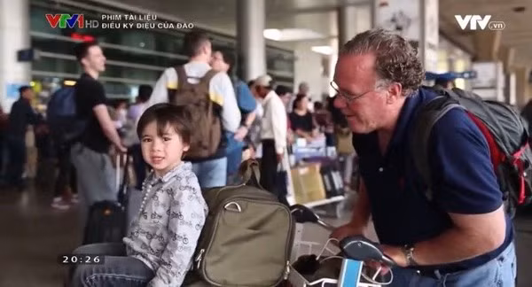 Chồng và con trai Đào trong chuyến về thăm Việt Nam. Ảnh cắt từ clip
