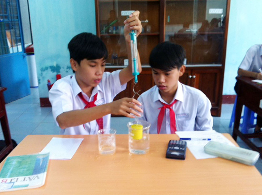 Giờ thực hành Vật lý tại Trường THCS Huỳnh Thúc Kháng (Đà Nẵng)