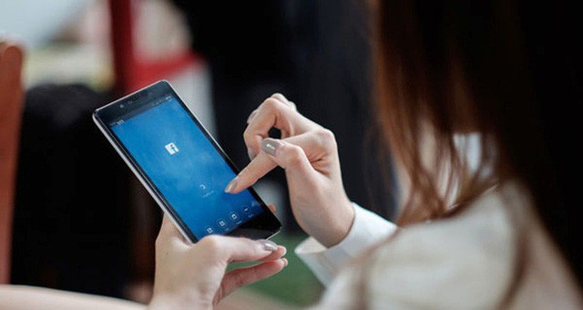 Vợ lặng người thấy bức ảnh bất thường nữ nhân viên của chồng đăng trên facebook
