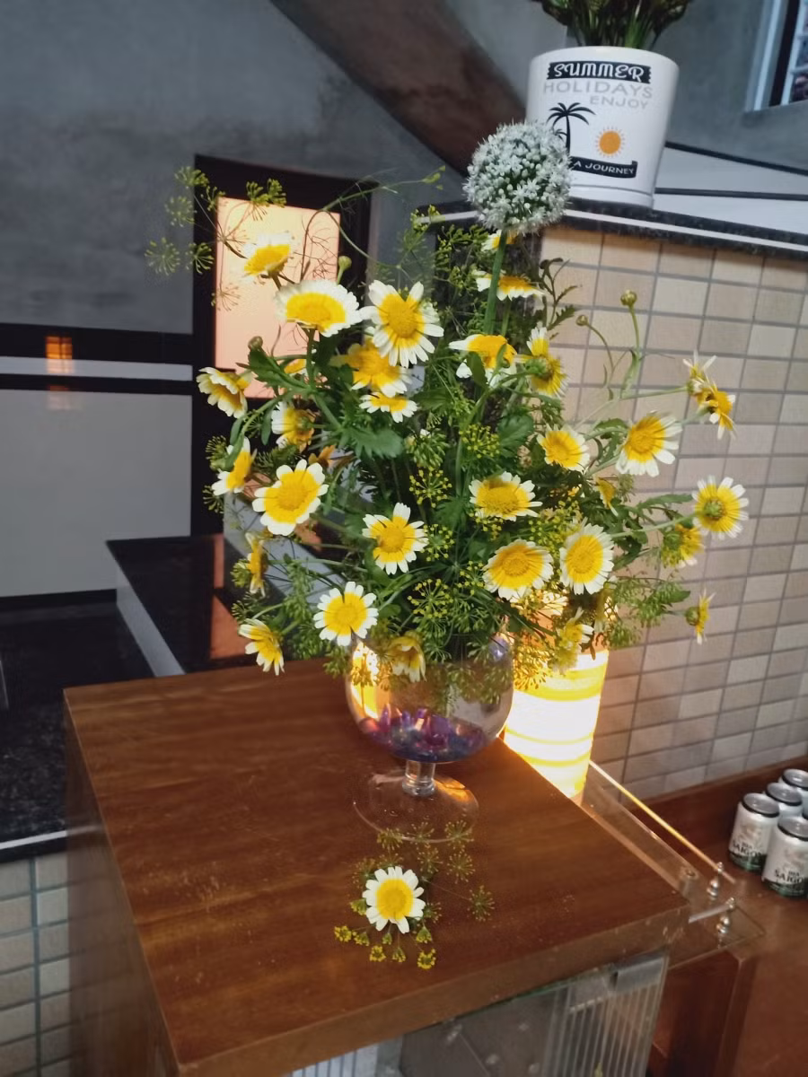 Lang thang ra ruộng kiếm được bó hoa đẹp tặng bạn gái mà lại free