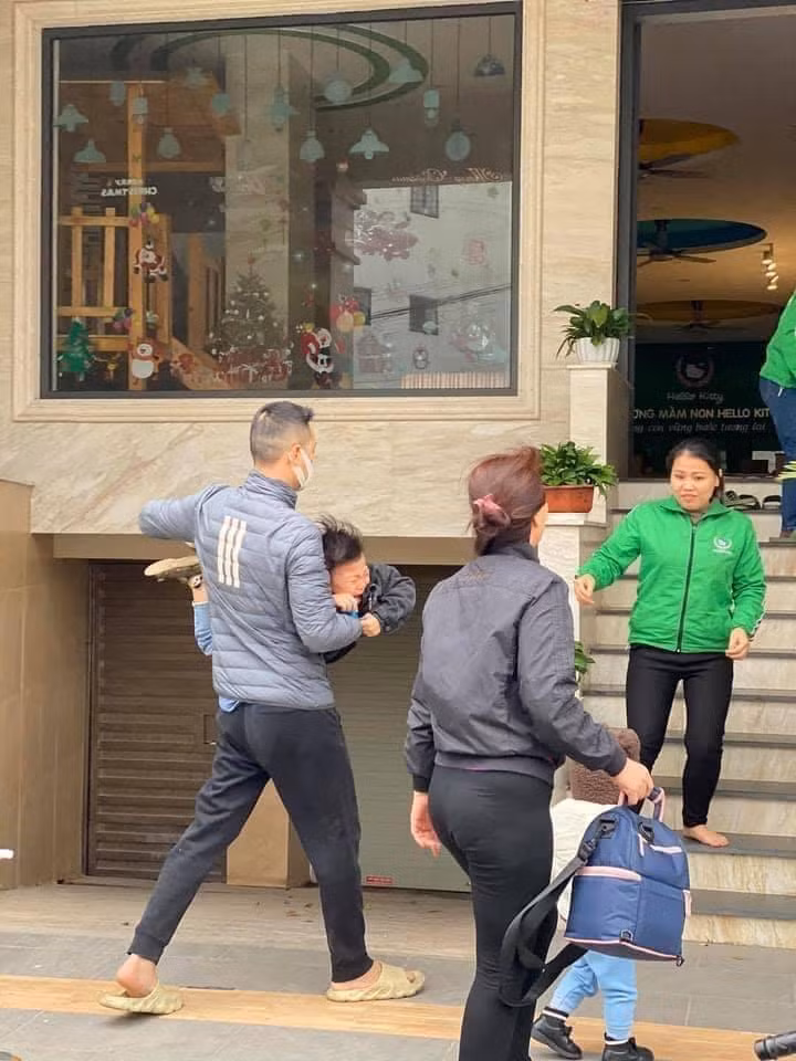 Tình hình ngày giải phóng phụ huynh 2/3. Trong khi phụ huynh có vẻ rất hào hứng đưa con tới trường thì ngược lại, các bé có vẻ vẫn đang quen với nghỉ Tết