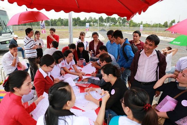 Khách hàng hân hoan tiến hành làm thủ tục nhận đất ngay tại dự án.